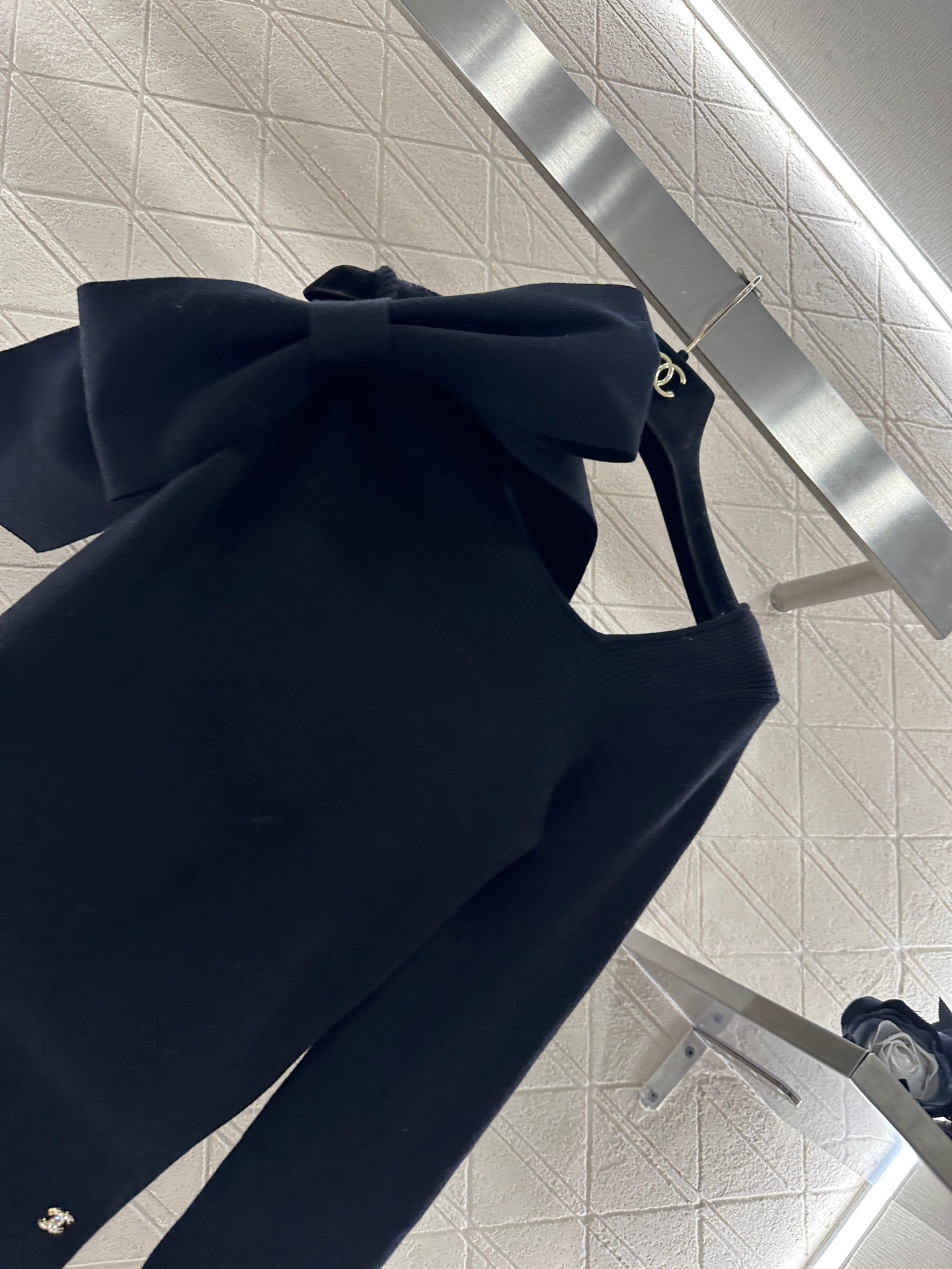 C 25 One-sleeved bow-knit wool top