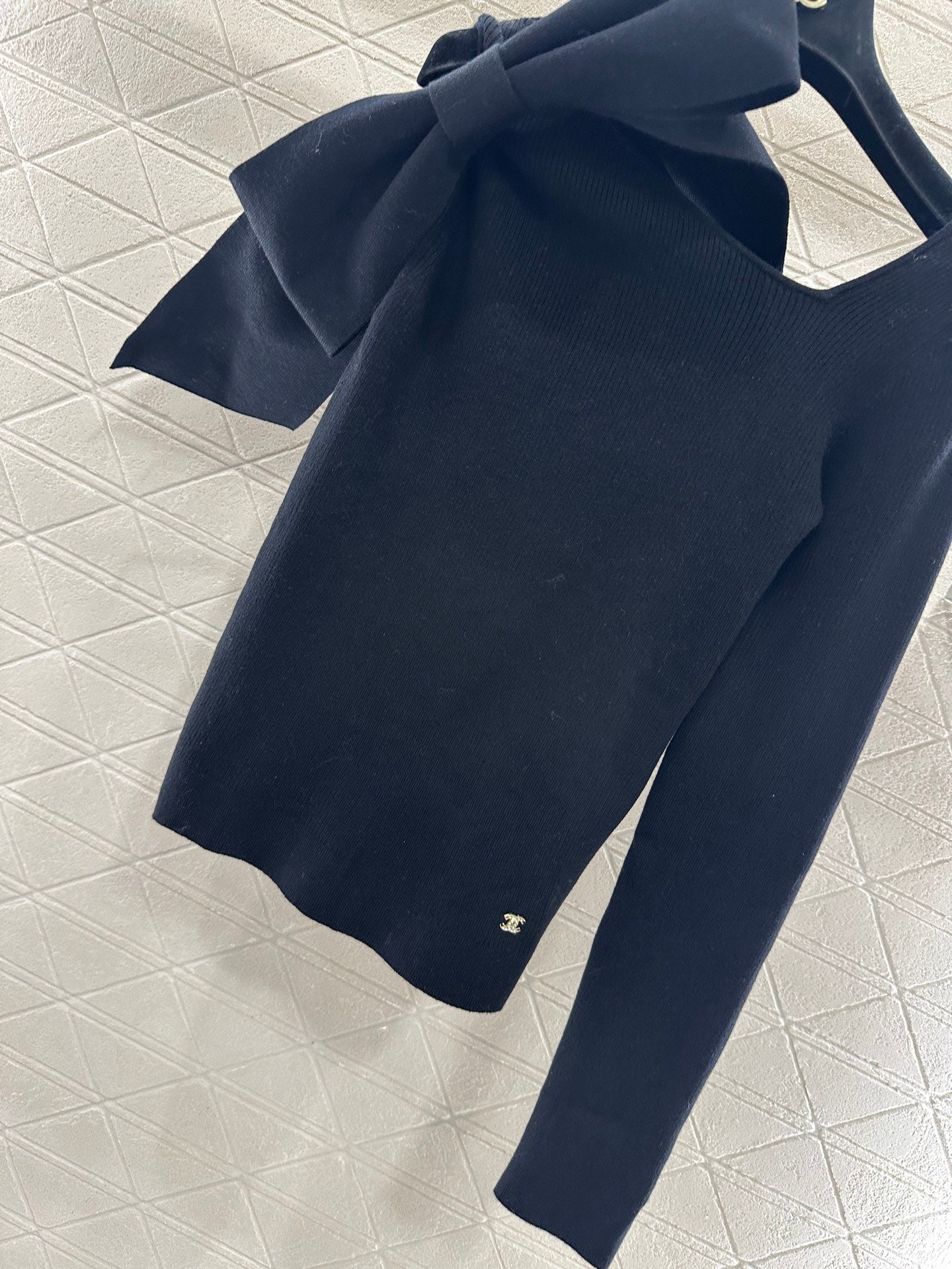 C 25 One-sleeved bow-knit wool top
