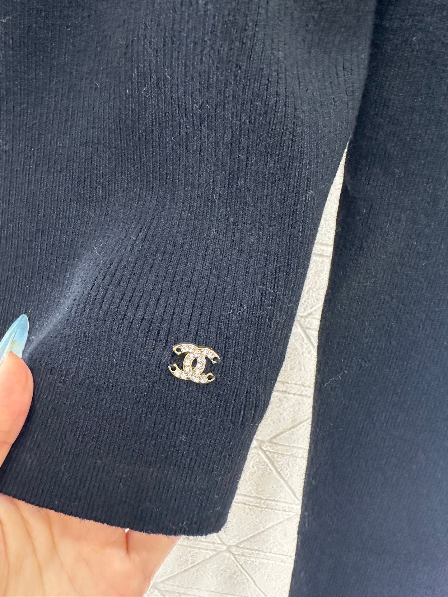 C 25 One-sleeved bow-knit wool top
