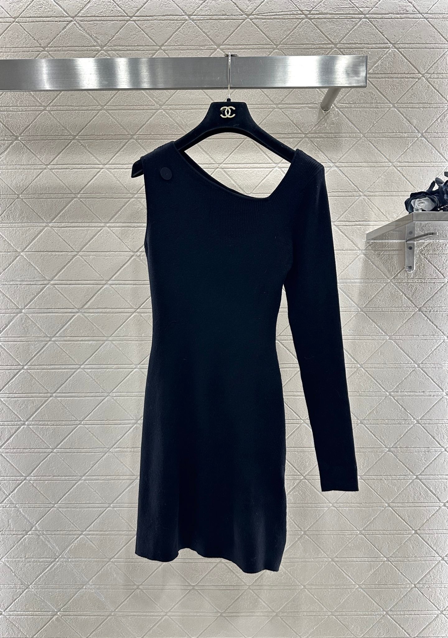 C 25 One-sleeve bow-knit wool dress