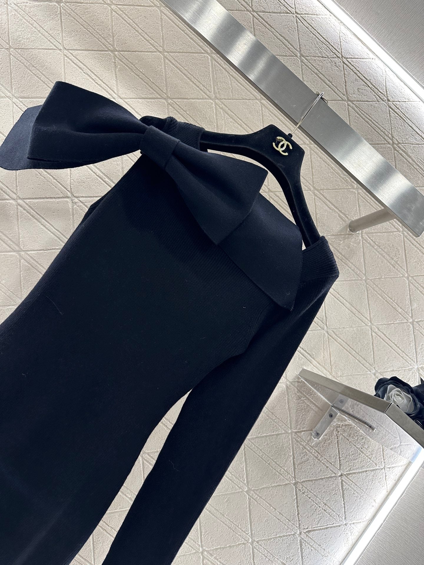 C 25 One-sleeve bow-knit wool dress