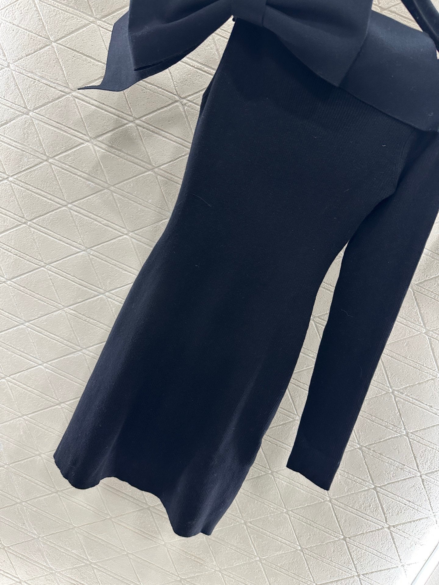 C 25 One-sleeve bow-knit wool dress