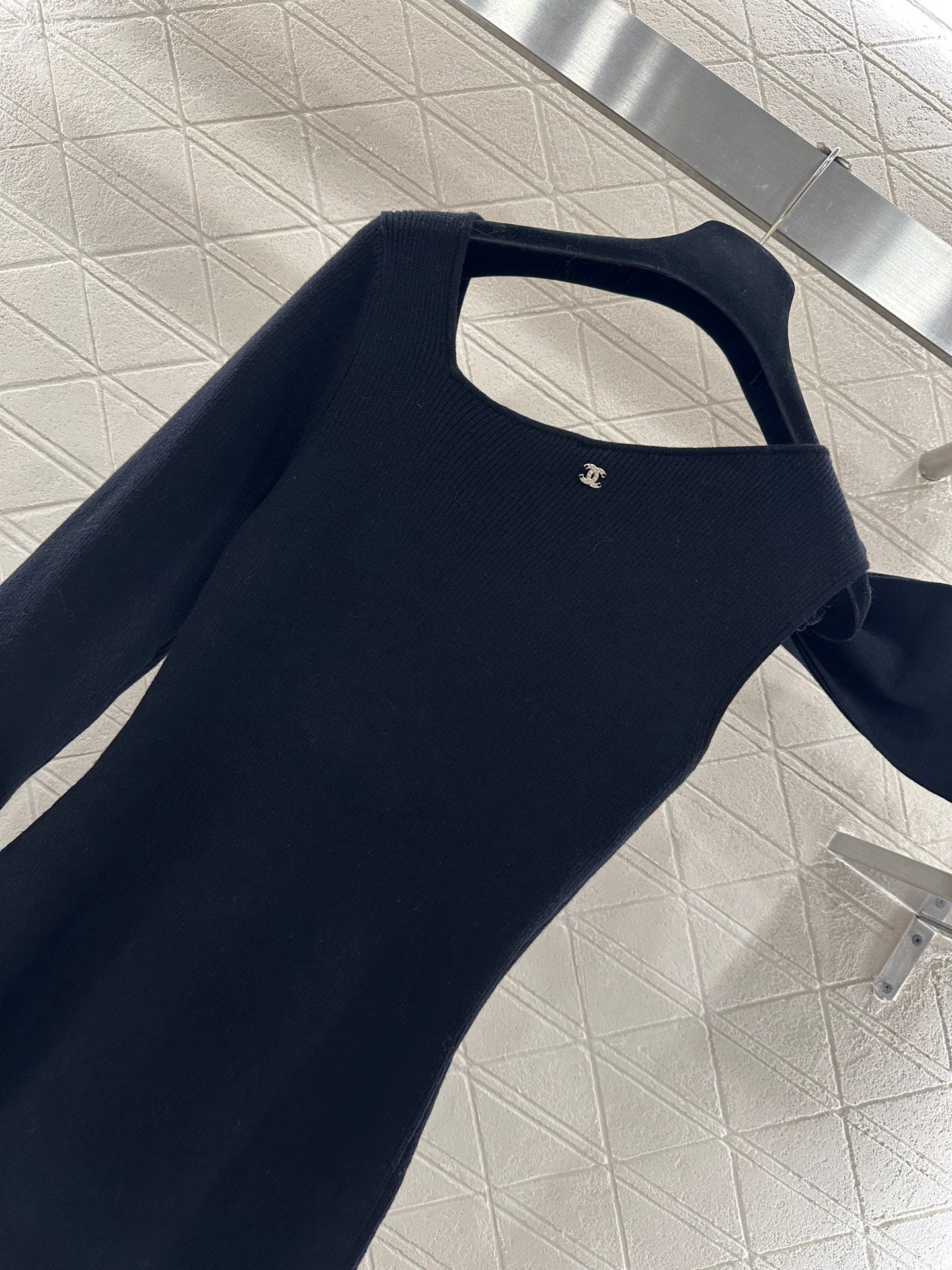 C 25 One-sleeve bow-knit wool dress