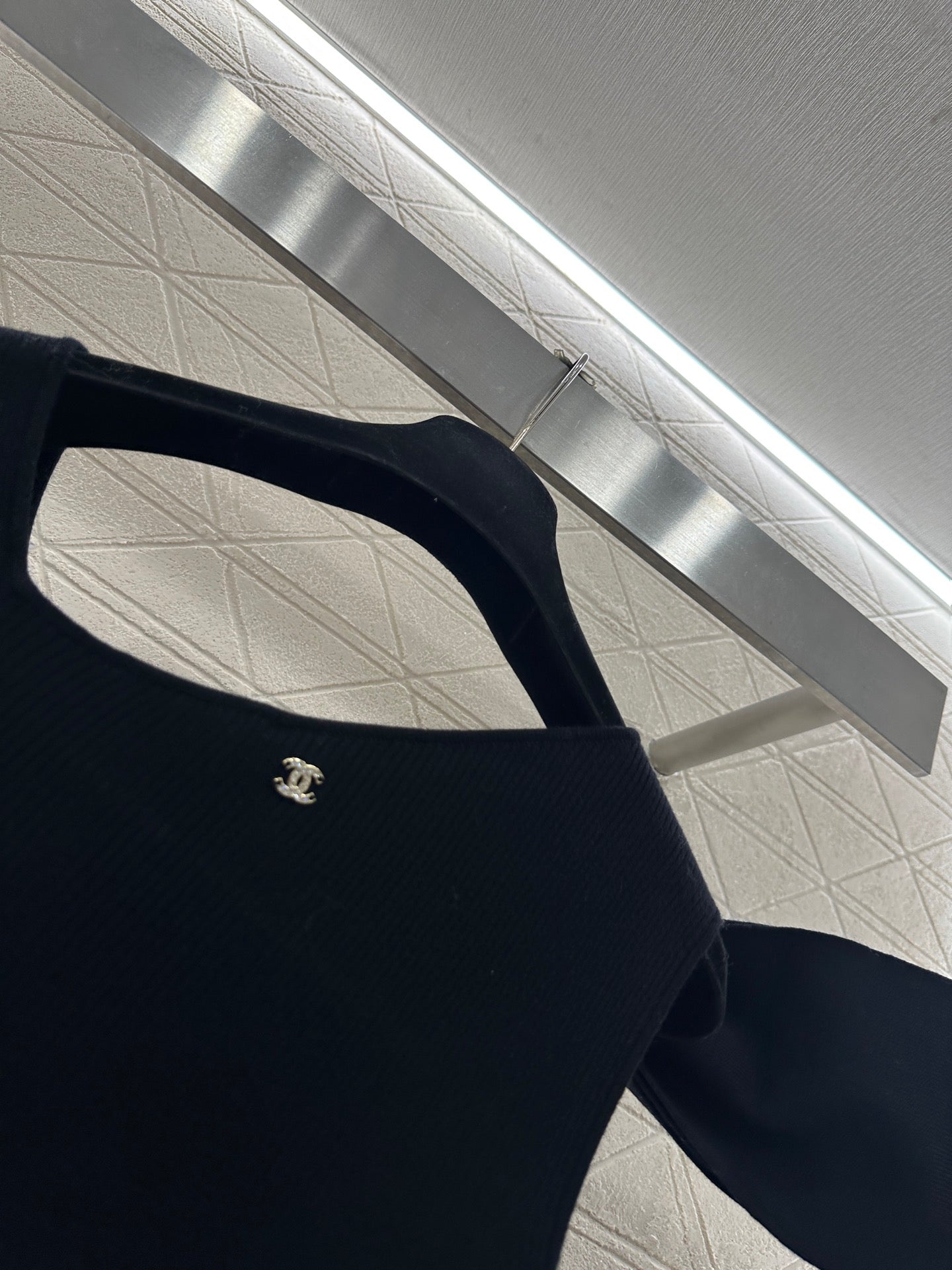 C 25 One-sleeve bow-knit wool dress