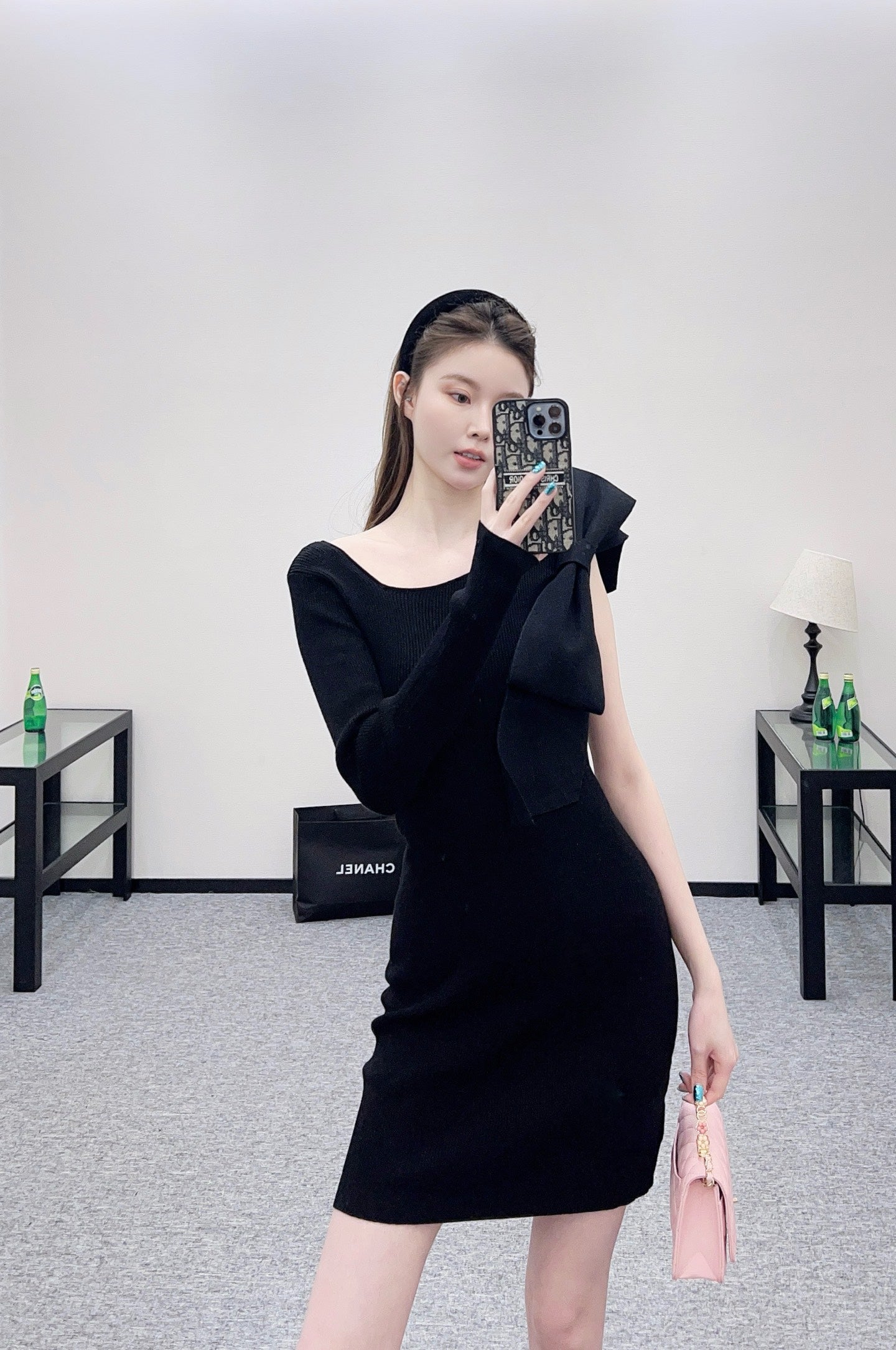 C 25 One-sleeve bow-knit wool dress