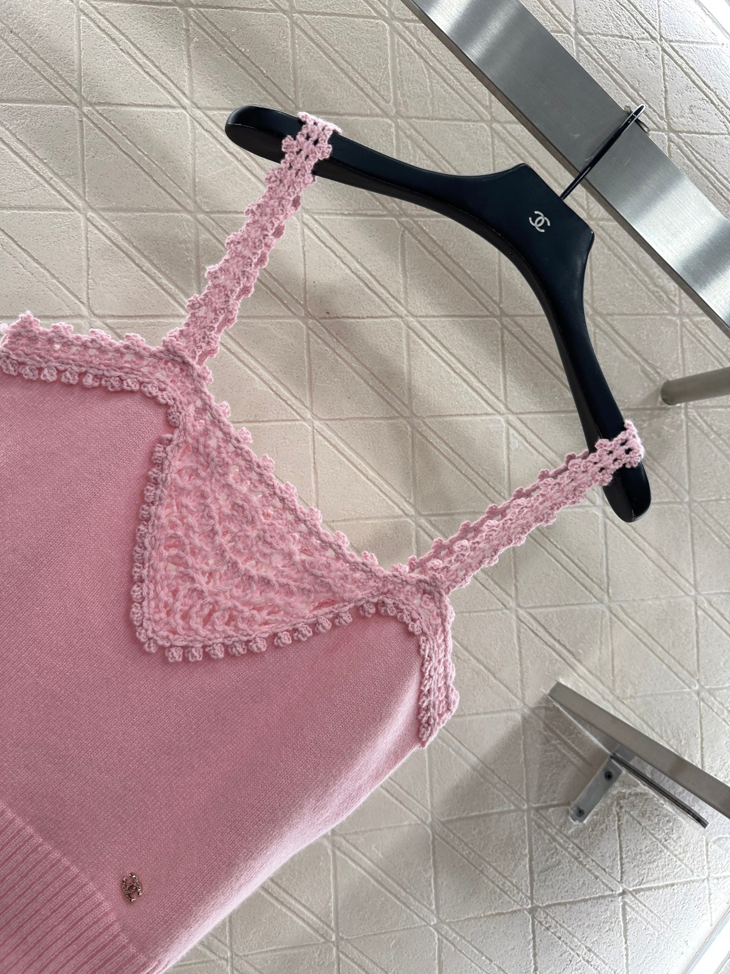 C 25 Lace-knit wool suspenders