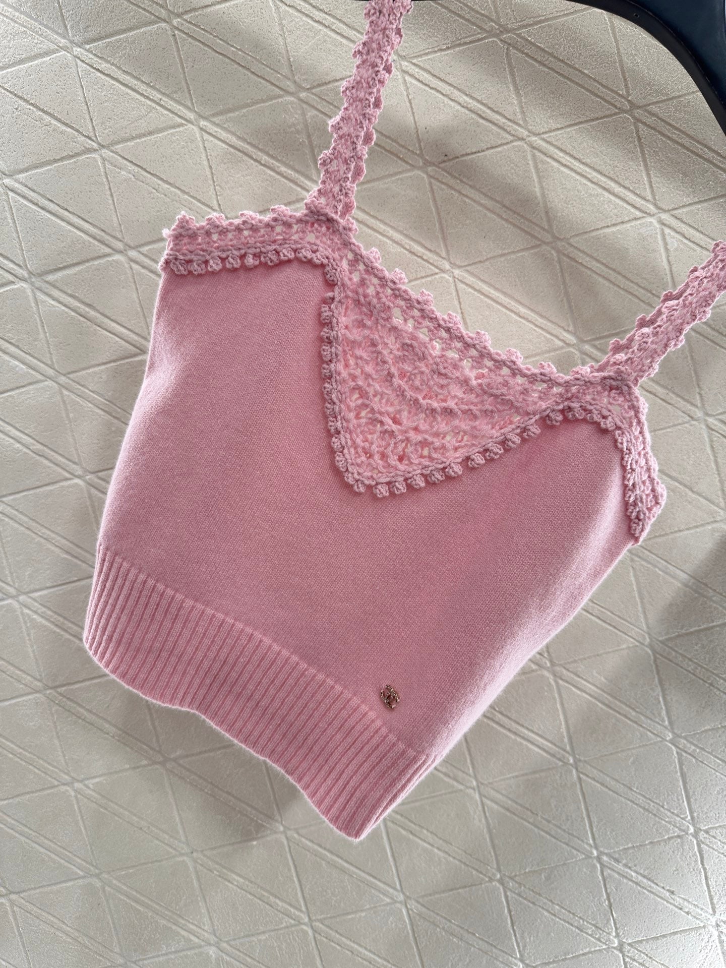 C 25 Lace-knit wool suspenders