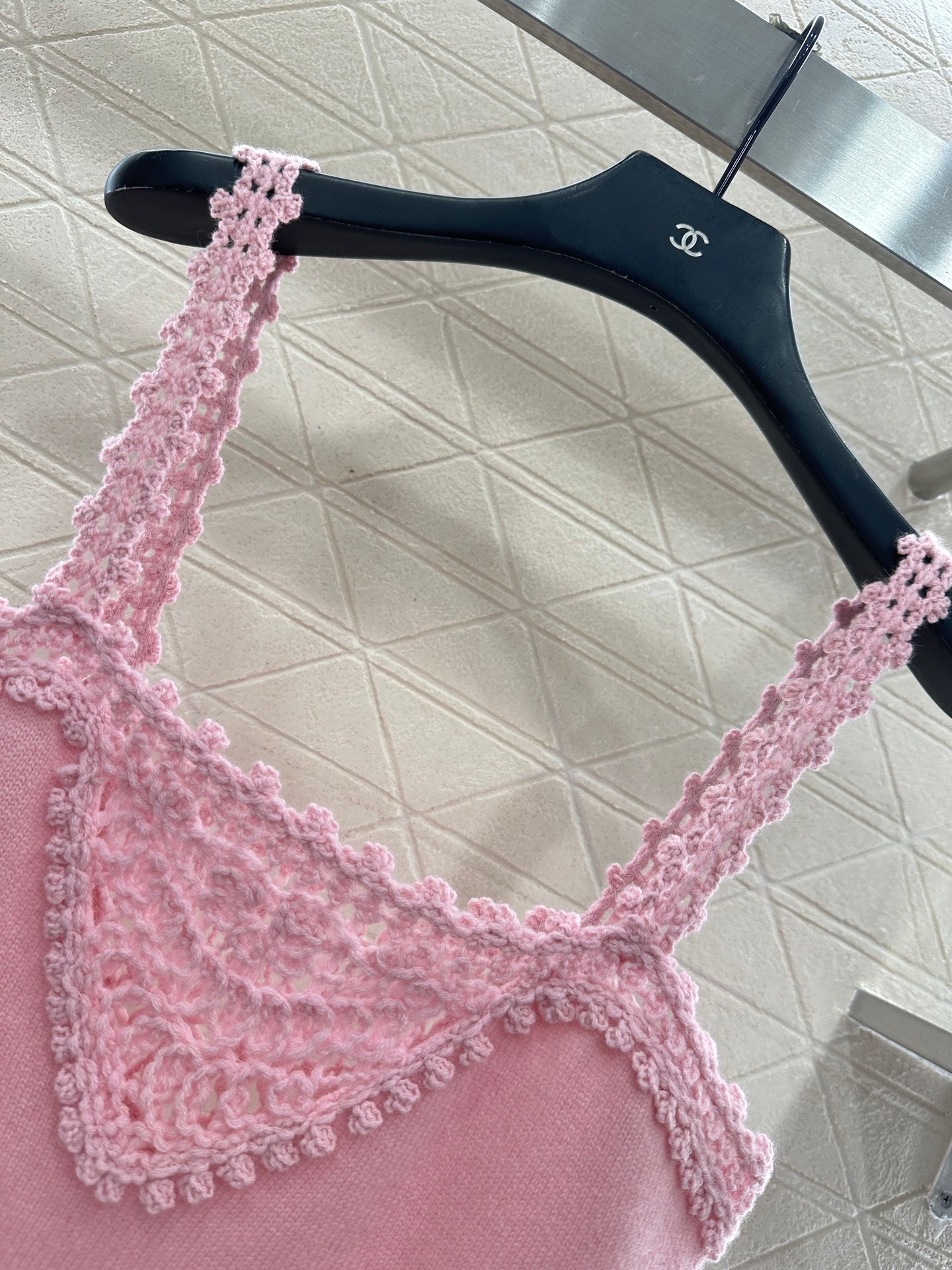 C 25 Lace-knit wool suspenders