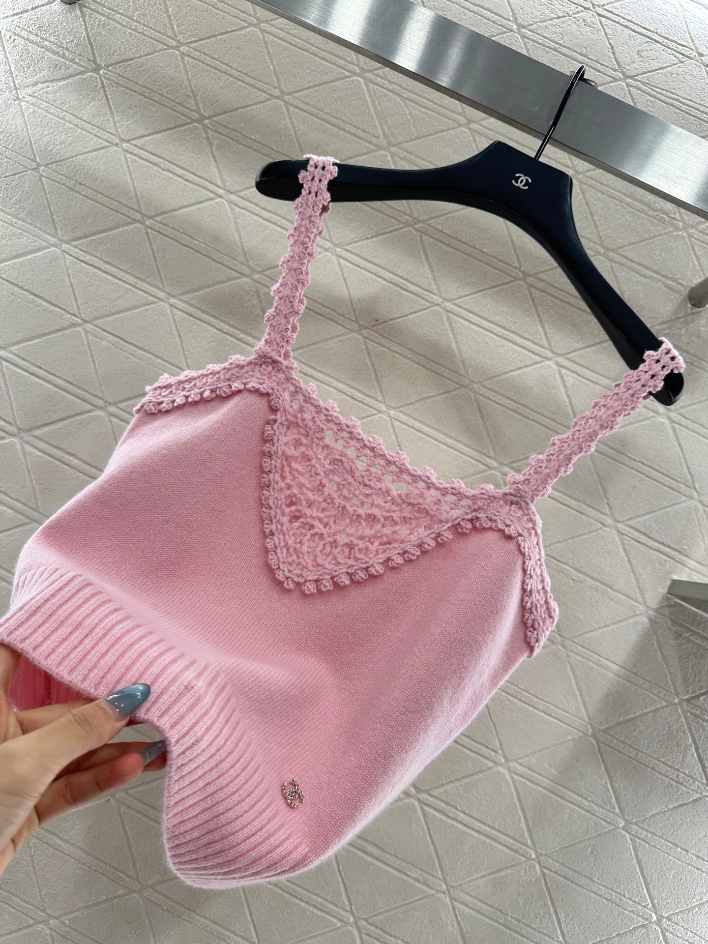 C 25 Lace-knit wool suspenders