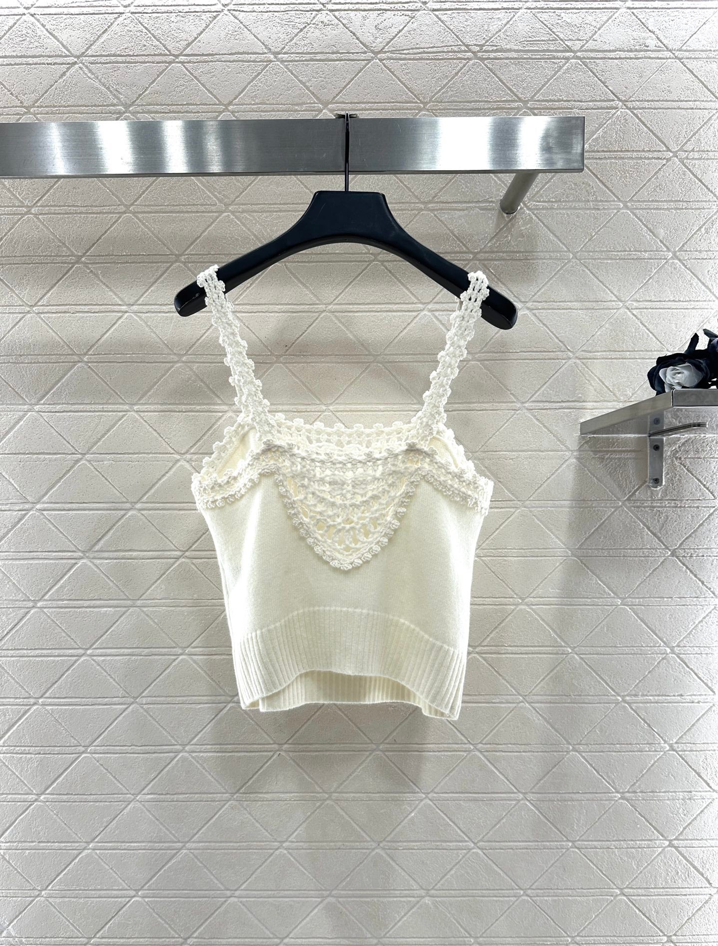 C 25 Lace-knit wool suspenders