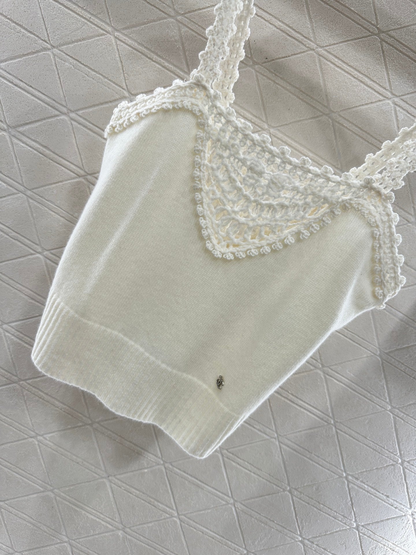 C 25 Lace-knit wool suspenders