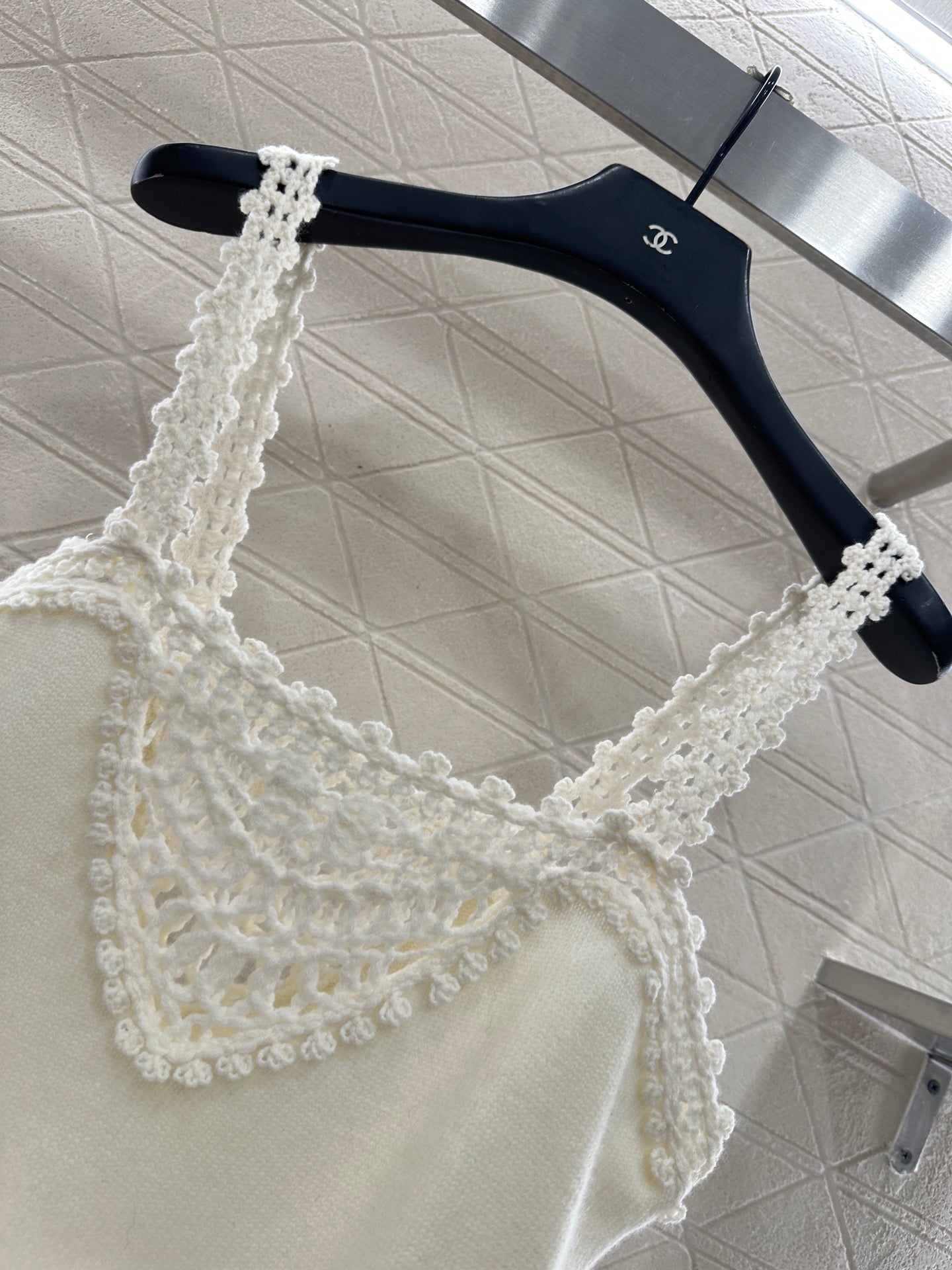 C 25 Lace-knit wool suspenders