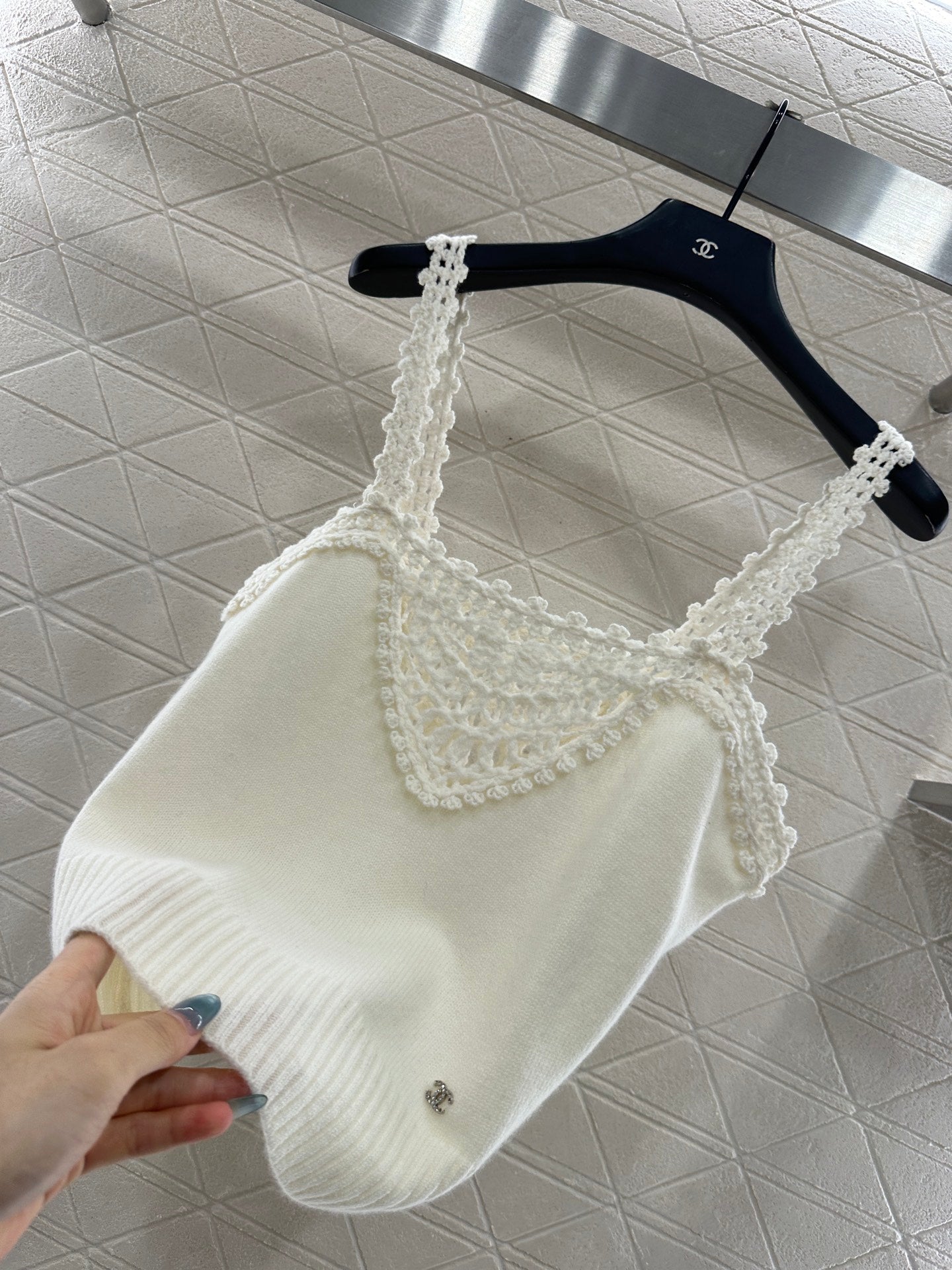 C 25 Lace-knit wool suspenders