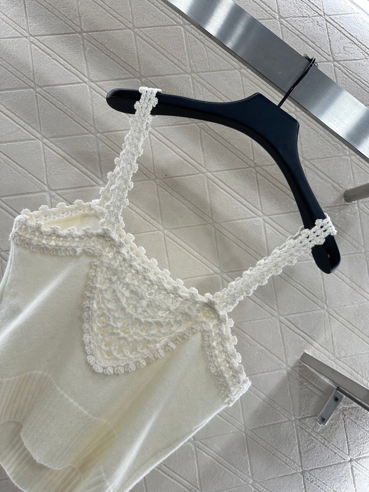 C 25 Lace-knit wool suspenders