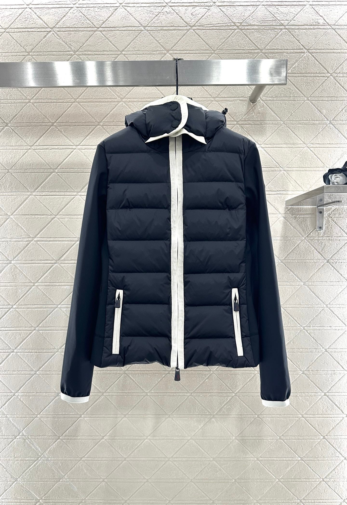 Mon 25 Rectangular embossed hooded down jacket