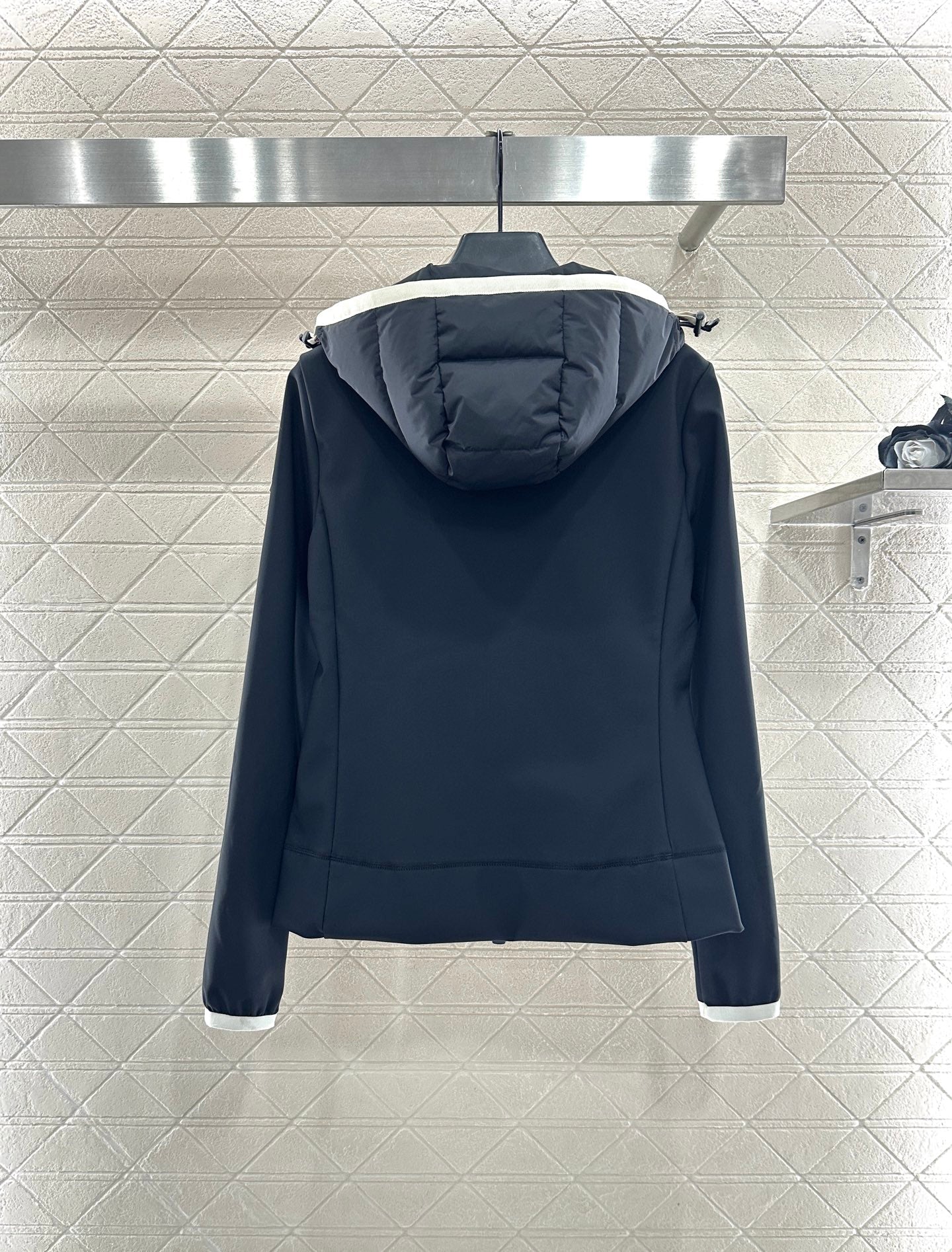 Mon 25 Rectangular embossed hooded down jacket
