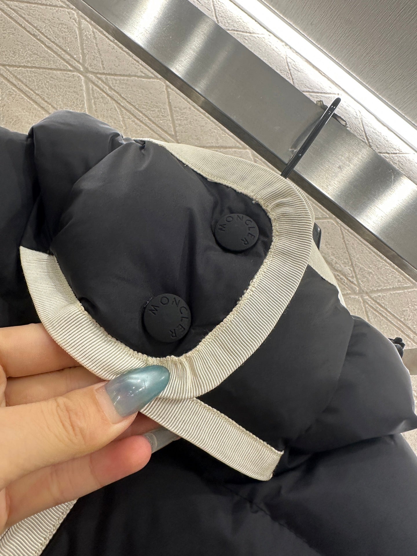 Mon 25 Rectangular embossed hooded down jacket
