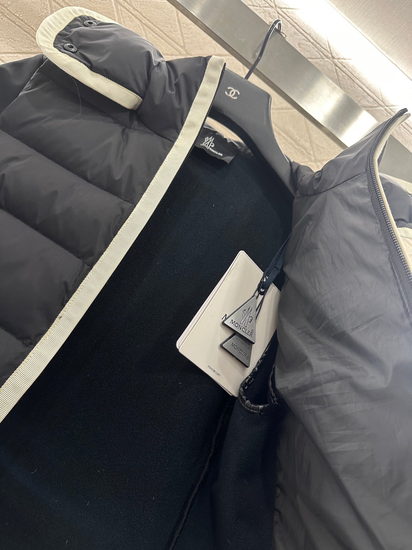 Mon 25 Rectangular embossed hooded down jacket