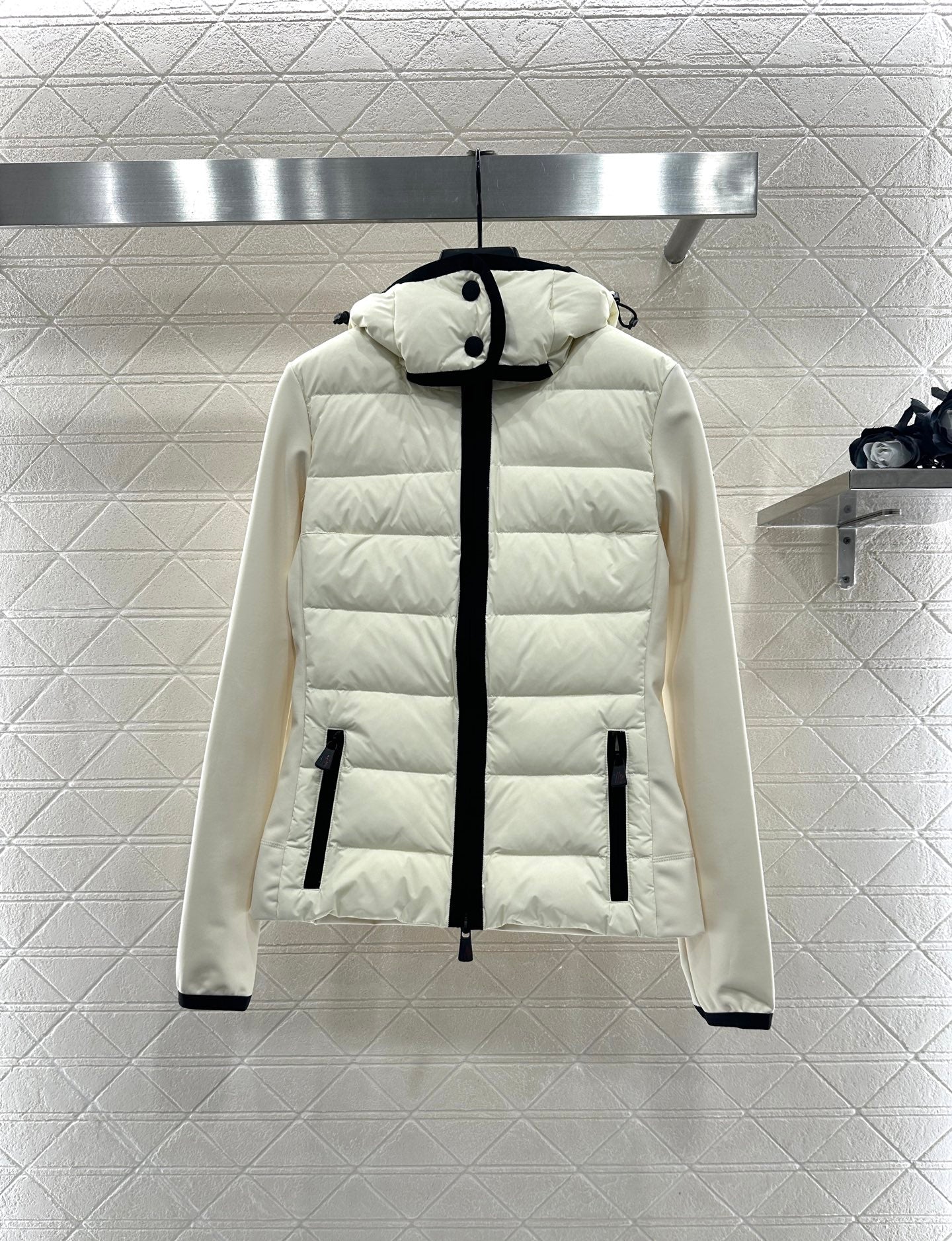 Mon 25 Rectangular embossed hooded down jacket