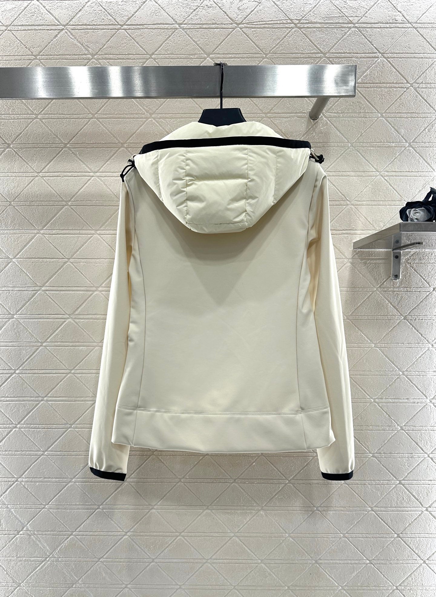 Mon 25 Rectangular embossed hooded down jacket