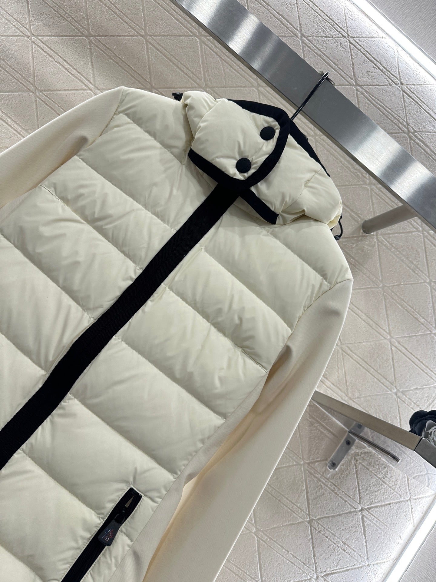 Mon 25 Rectangular embossed hooded down jacket