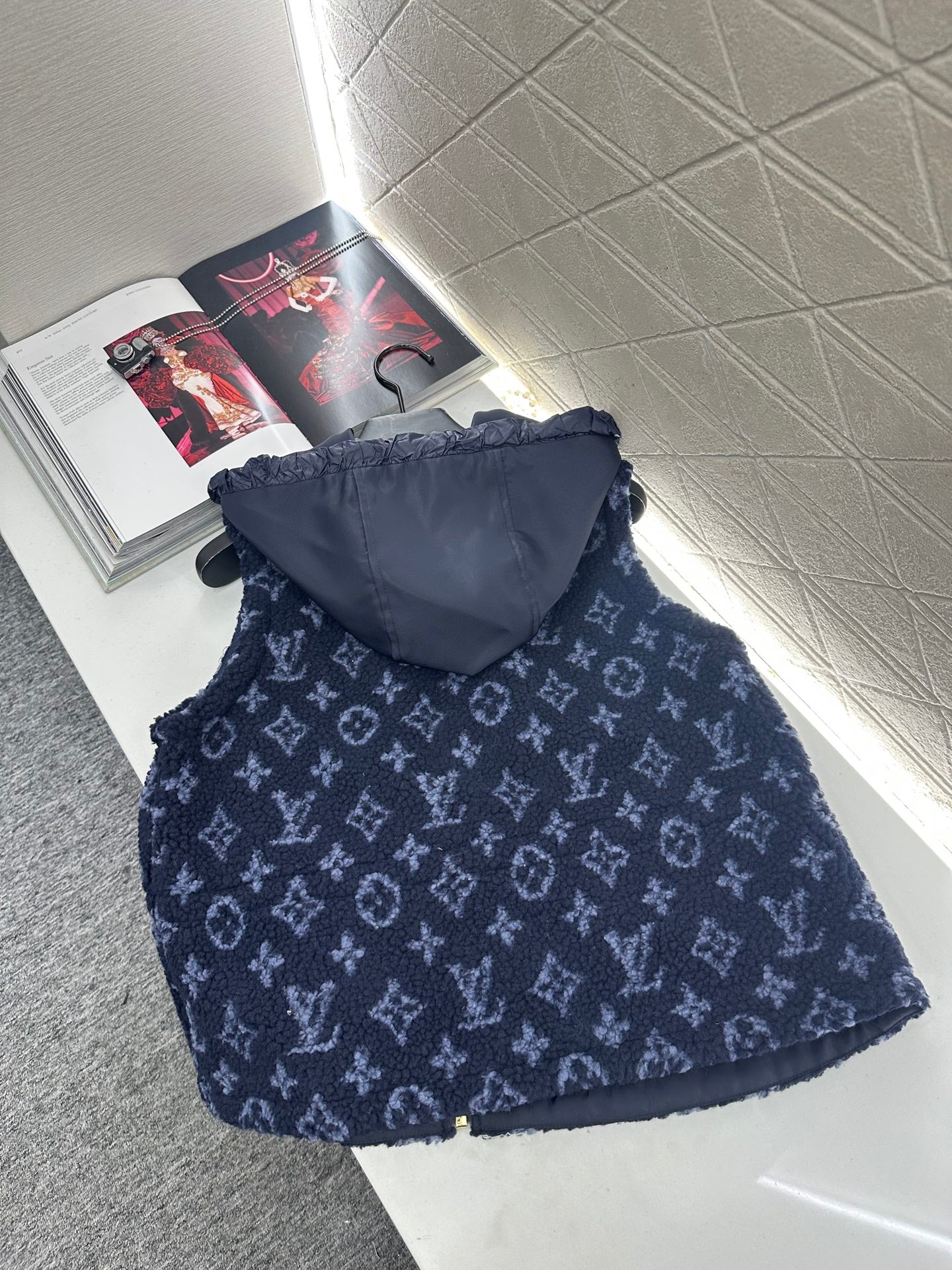 L 25 Hooded Teddy Sherpa Vest