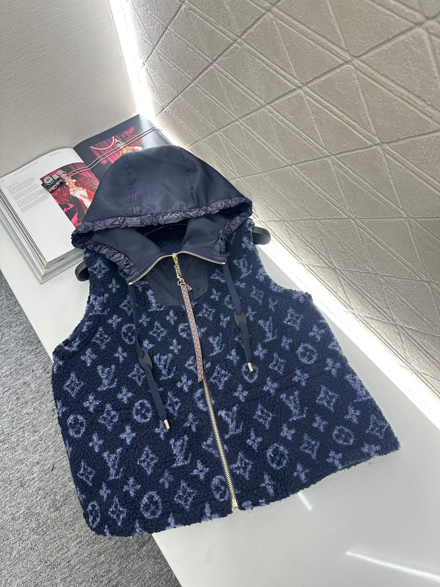 L 25 Hooded Teddy Sherpa Vest