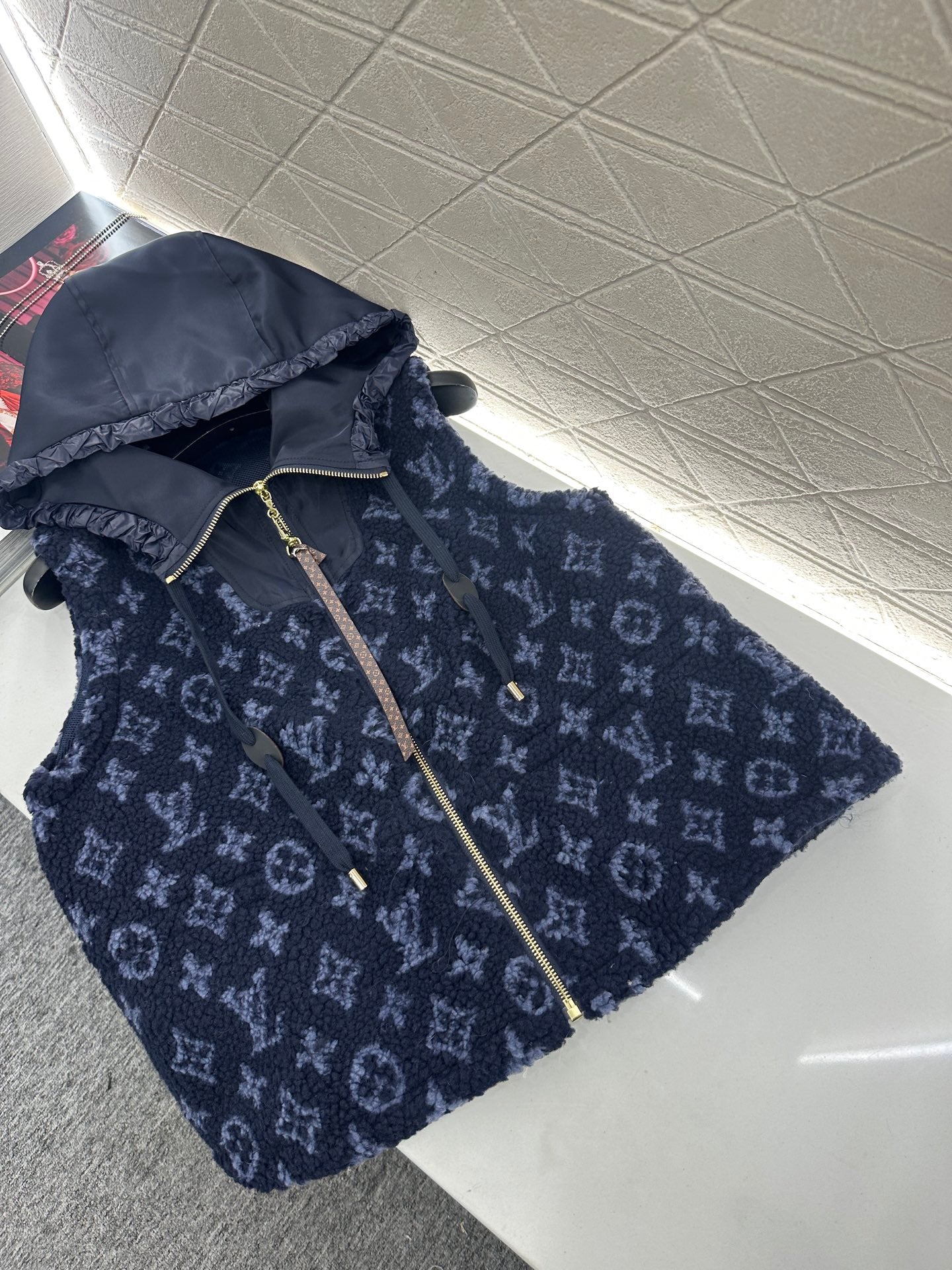 L 25 Hooded Teddy Sherpa Vest