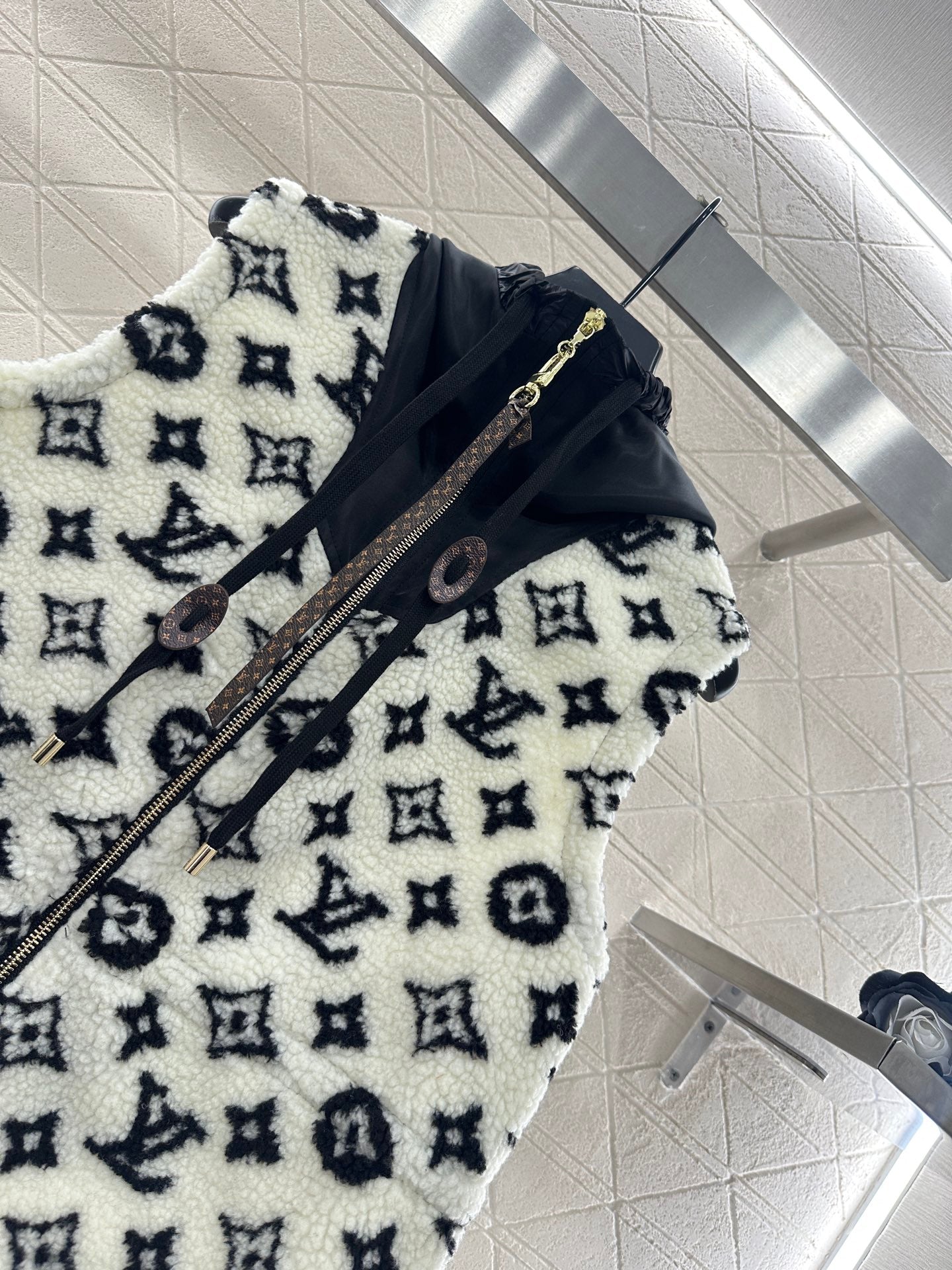 L 25 Hooded Teddy Sherpa Vest