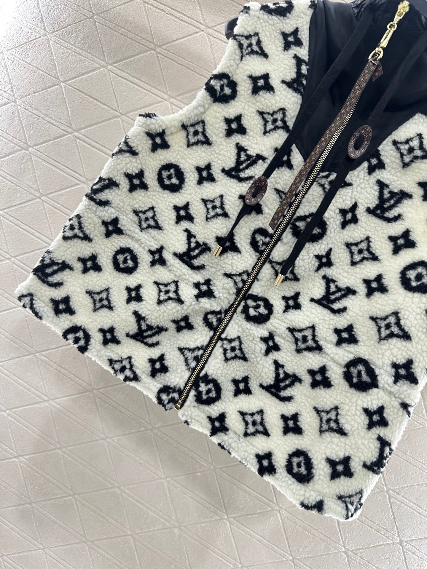 L 25 Hooded Teddy Sherpa Vest