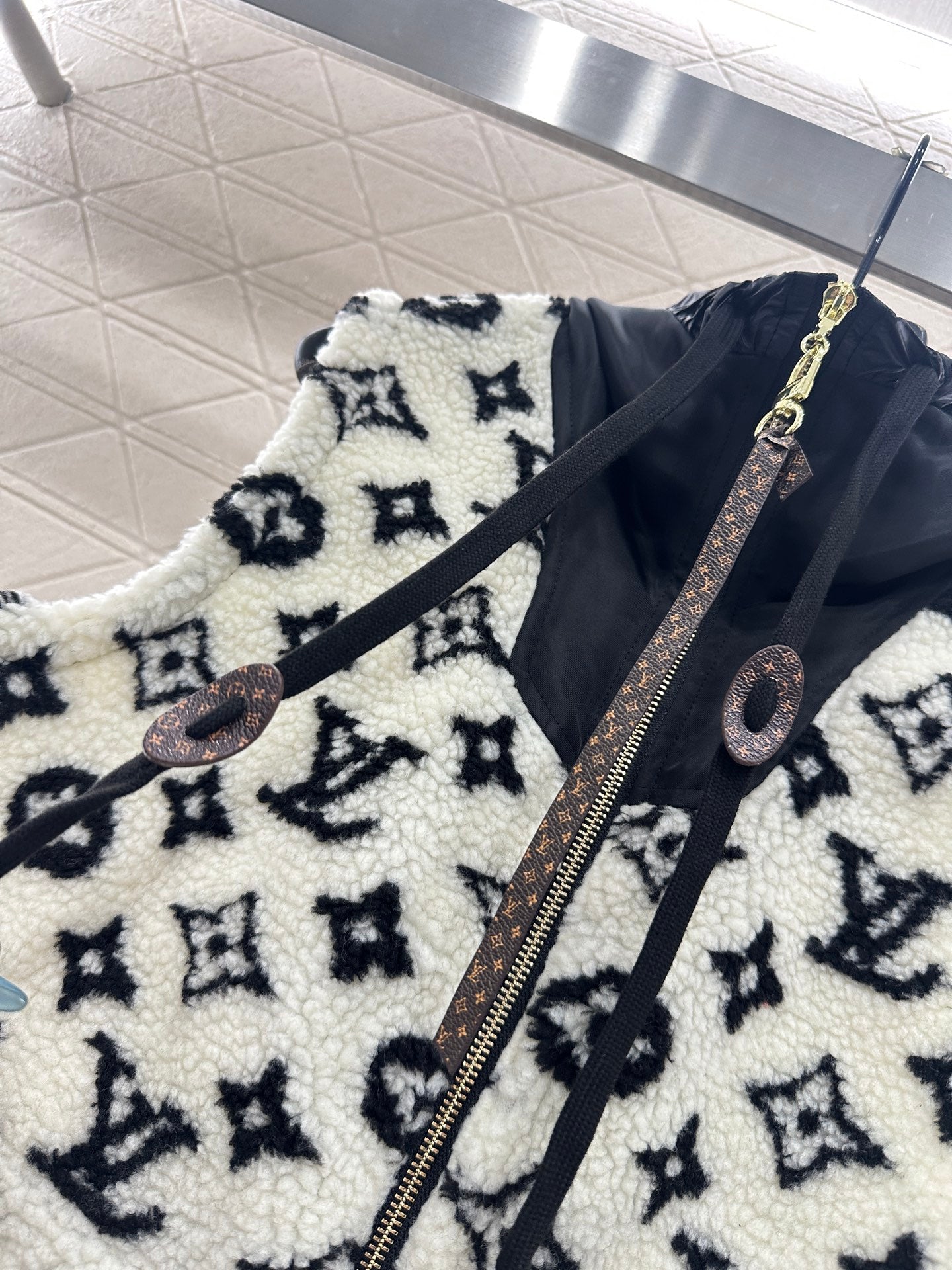 L 25 Hooded Teddy Sherpa Vest