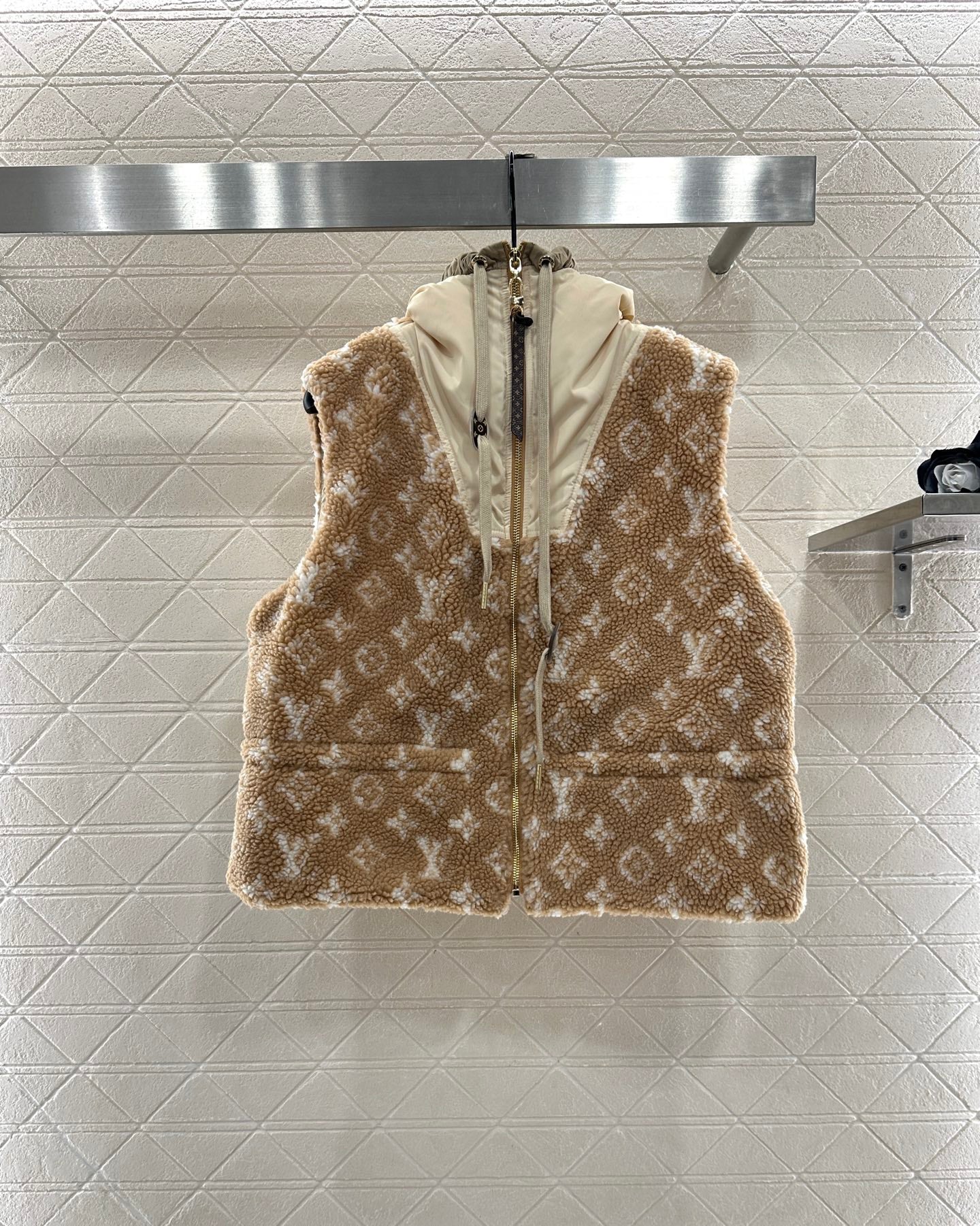 L 25 Hooded Teddy Sherpa Vest