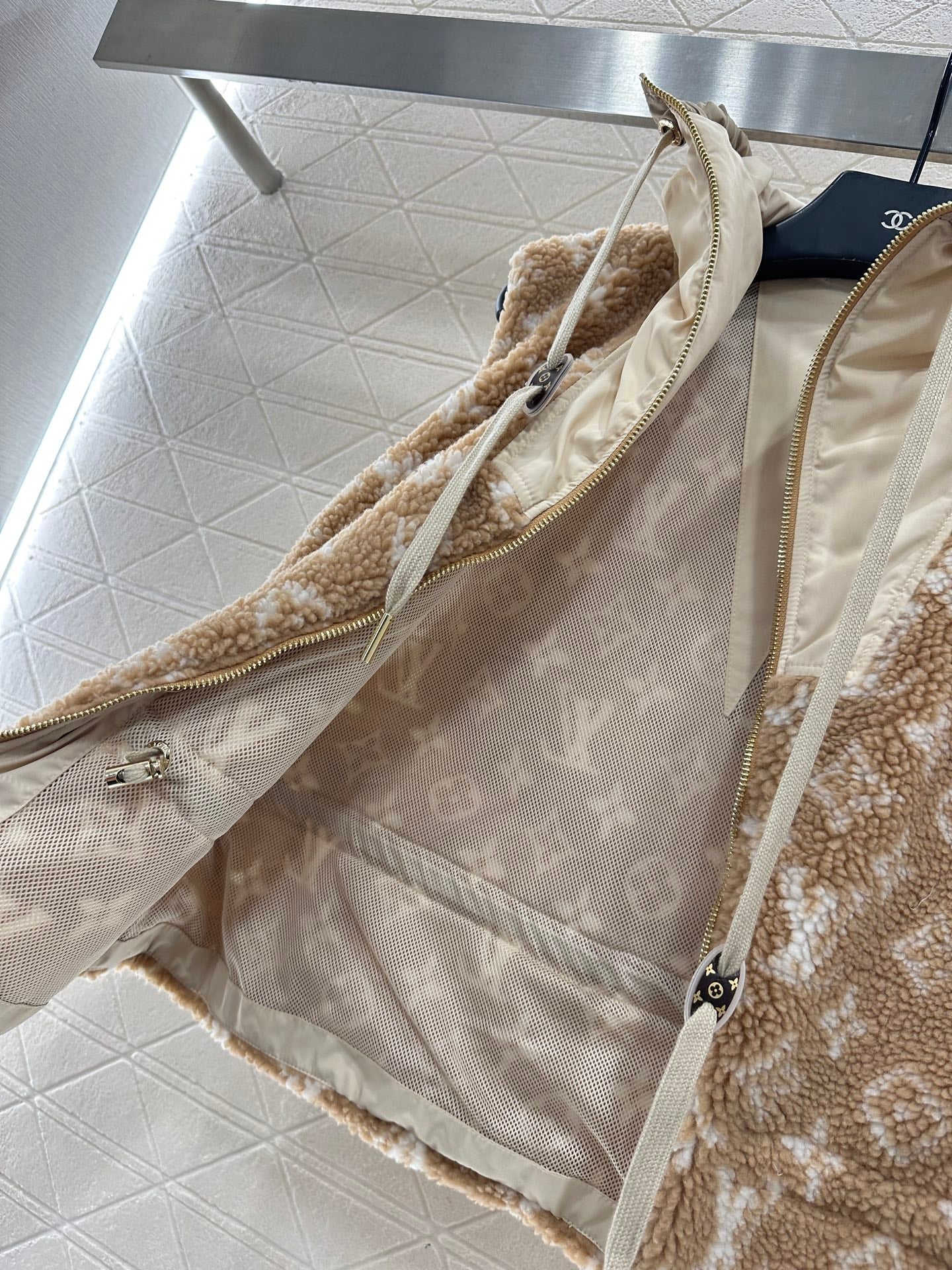 L 25 Hooded Teddy Sherpa Vest
