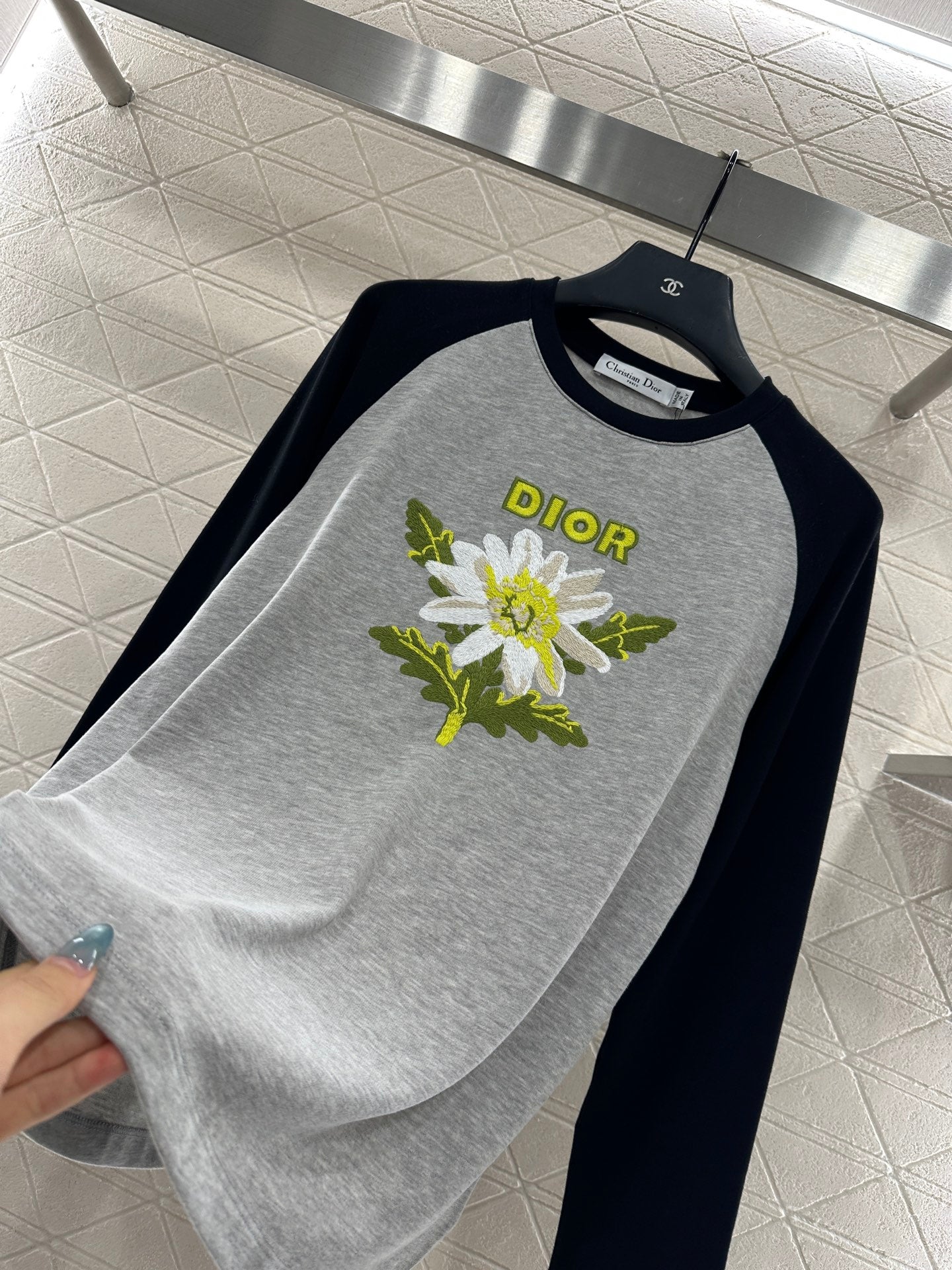 Di 25 Crew neck, embroidered long sleeves