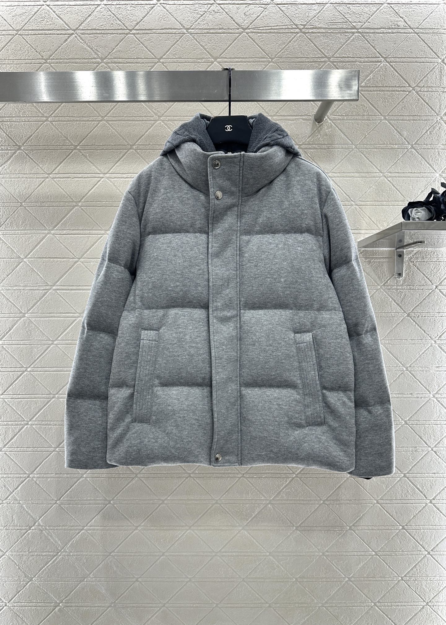 Bru 25 Rectangular embossed hooded down jacket