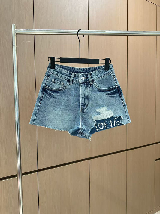 LO 25 – Zerrissene Jeansshorts mit Strass-Logo 
