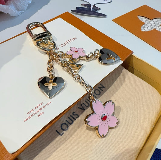 L 25 nouveaux porte-clés co-marqués en forme de fleur de cerisier