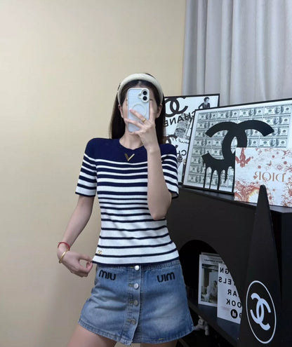 V 25 New Color-Collision Stripe Metal Button Round Neck Short Sleeve Knit Top (Navy, Blue)
