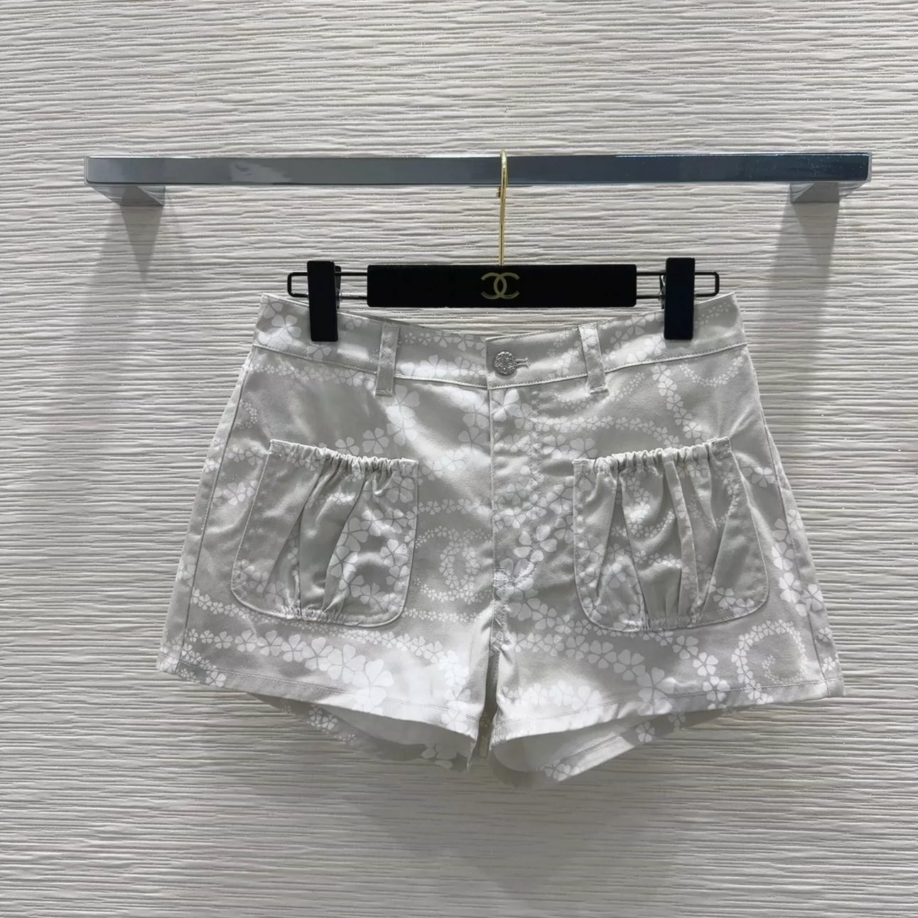 c 25 Neue Shorts mit Taschen und Print in Kontrastfarbe 