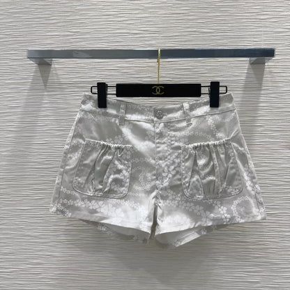 c 25 Neue Shorts mit Taschen und Print in Kontrastfarbe 