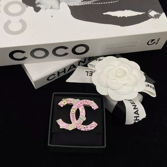 Broche double C en émail rose, nouvelle collection été 25