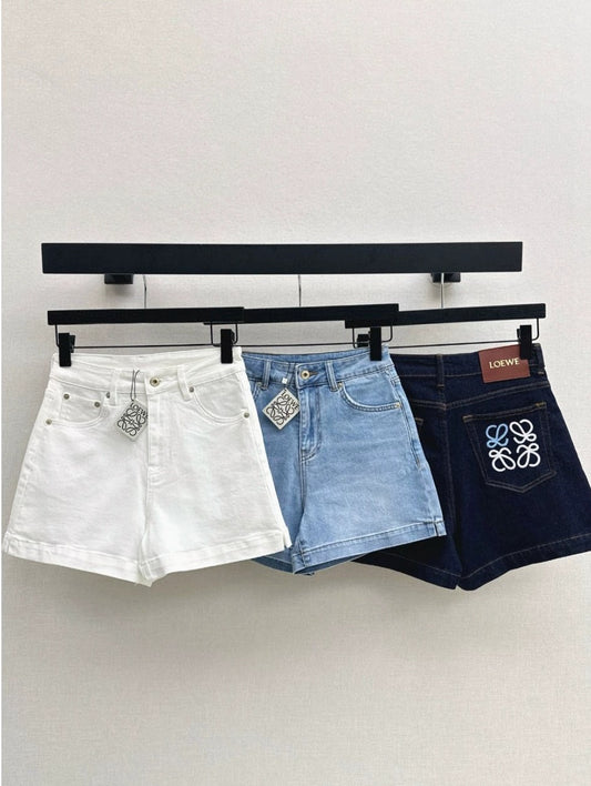 Lo 25 – Neueste klassische Jeansshorts mit monogrammiertem Lederetikett und Verzierung (große Größe)
