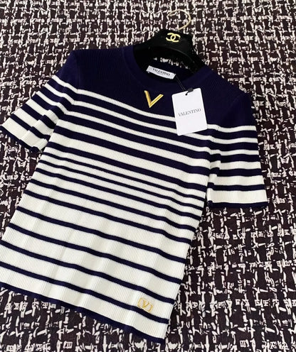 V 25 New Color-Collision Stripe Metal Button Round Neck Short Sleeve Knit Top (Navy, Blue)
