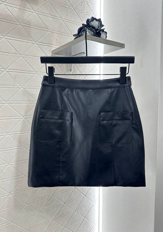 C 25 Minijupe en cuir moulante 