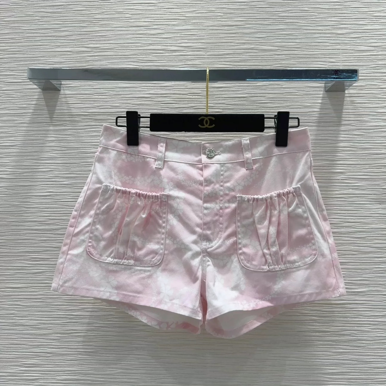 c 25 Neue Shorts mit Taschen und Print in Kontrastfarbe 