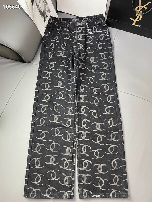 C 25 Jeans mit Doppel-C-Volldruck und handbesetzten Pailletten auf der Gesäßtasche 