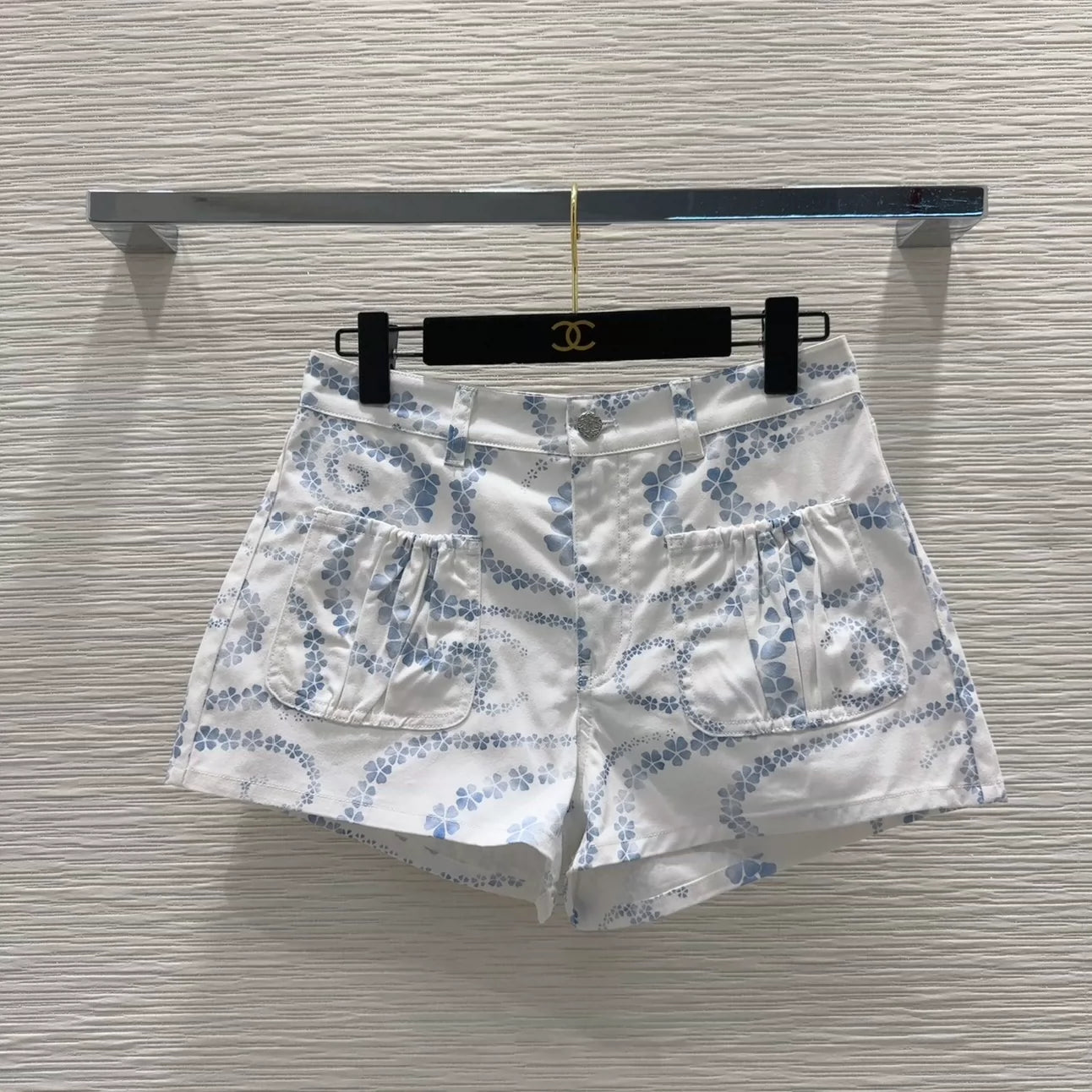 c 25 Neue Shorts mit Taschen und Print in Kontrastfarbe 