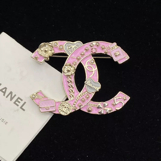 Broche double C en émail rose, nouvelle collection été 25