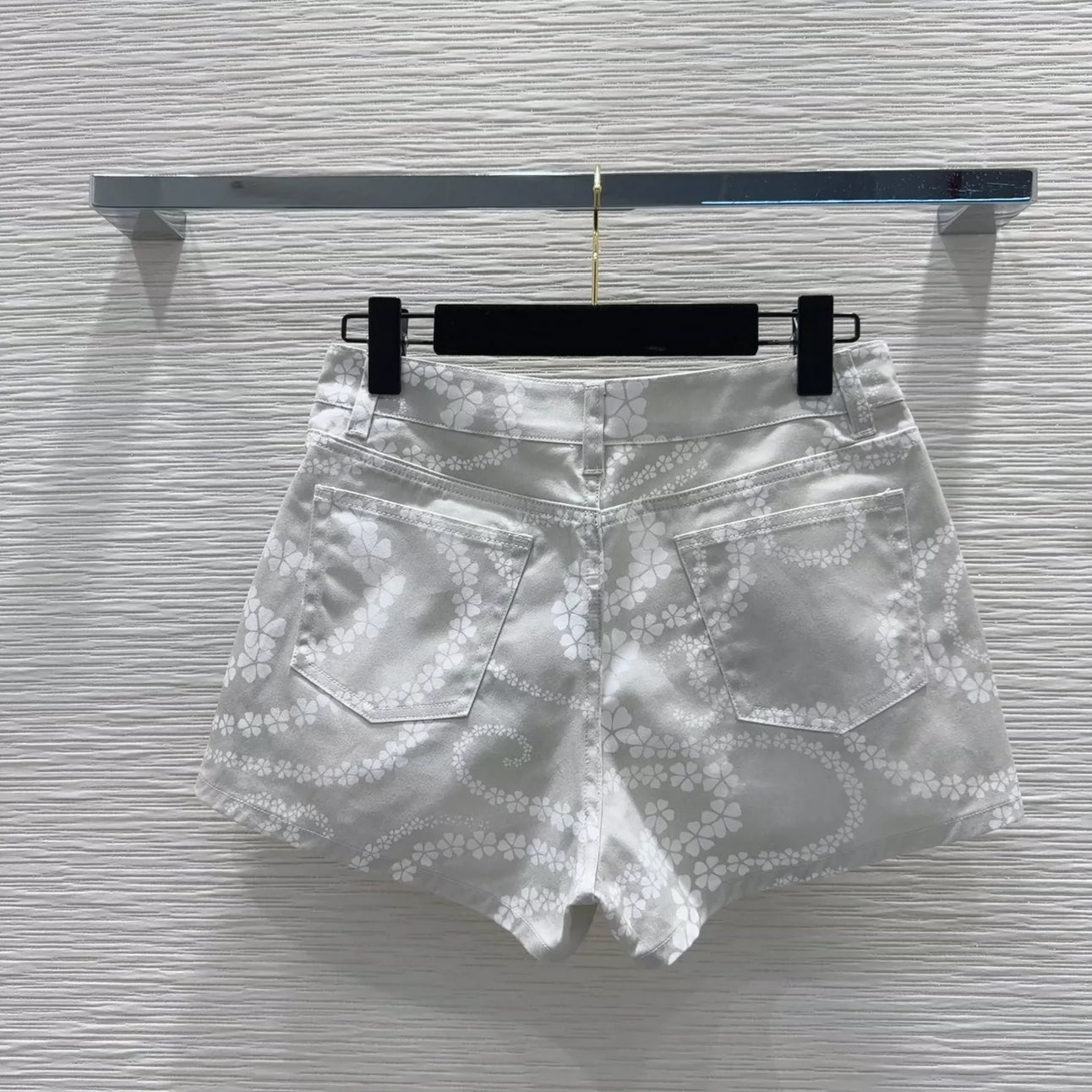 c 25 Neue Shorts mit Taschen und Print in Kontrastfarbe 