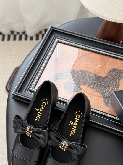 C 25P New Bow-Decorated Flat Loafers